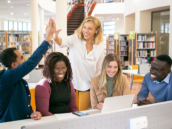 Dozentin klatscht Studierende ab